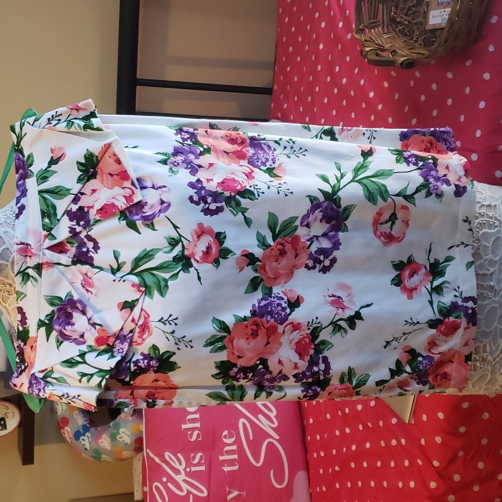 Women's flower print, midi skirt.